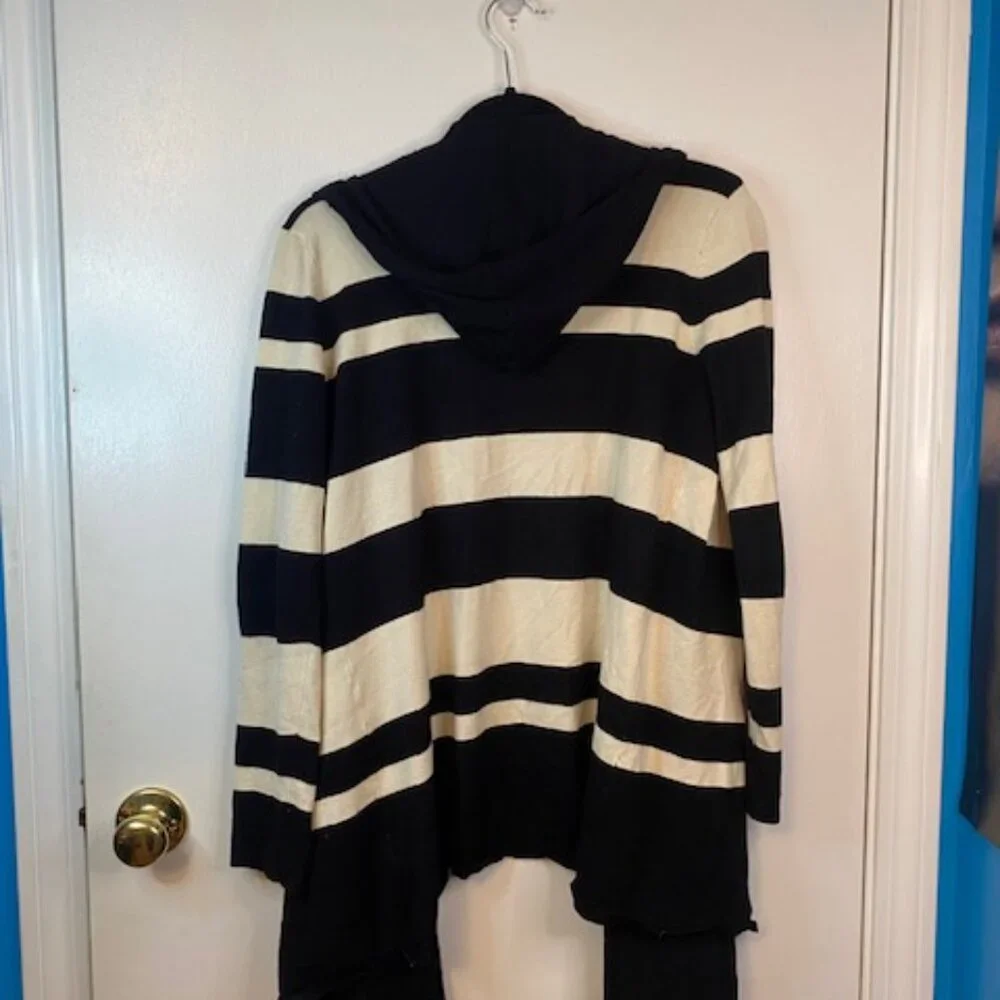 lyn black and white look sweater with hood - Picture 4 of 5